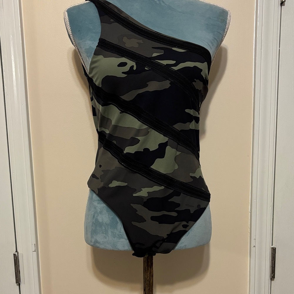 Stylish Camouflage One-Shoulder Bodysuit